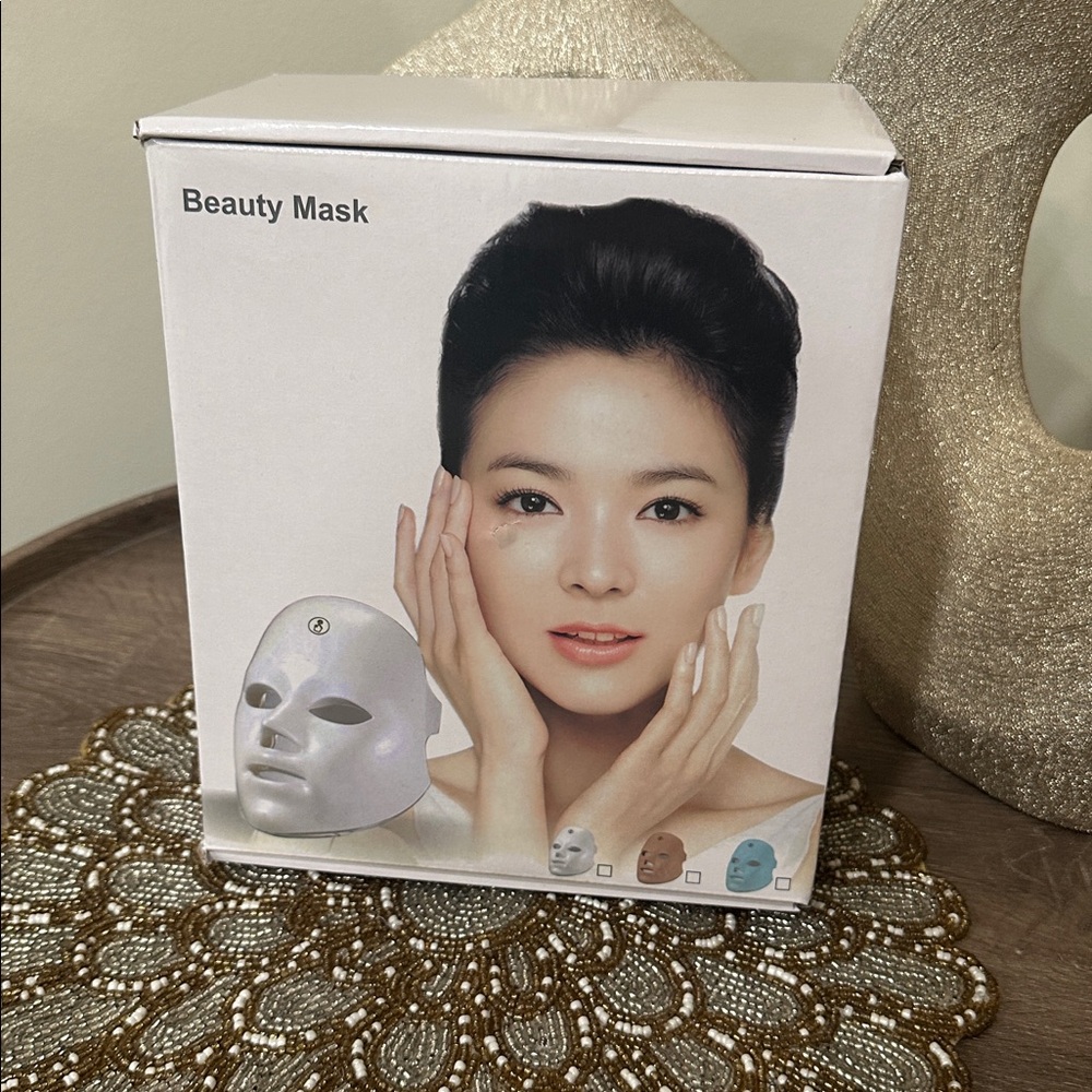 NWT LED Beauty Face Cover Light Therapy- White